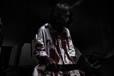 Asyalı kadın portresi hayalet yüzü, korku sahnesi, korkunç arka plan, Cadılar Bayramı posteri. 