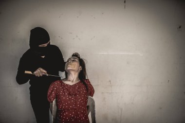 Asyalı rehine kadın. Gece vakti iple bağlanmış.