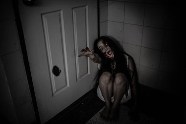 Asyalı kadın portresi hayalet yüzü, korku sahnesi, korkunç arka plan, Cadılar Bayramı posteri. 