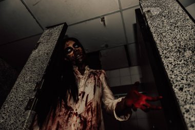 Asyalı kadın portresi hayalet yüzü, korku sahnesi, korkunç arka plan, Cadılar Bayramı posteri. 