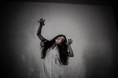 Asyalı kadın portresi hayalet yüzü, korku sahnesi, korkunç arka plan, Cadılar Bayramı posteri. 