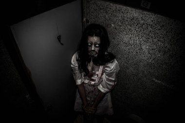 Asyalı kadın portresi hayalet yüzü, korku sahnesi, korkunç arka plan, Cadılar Bayramı posteri. 