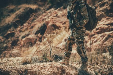 Özel kuvvetlerin askerleri çölde savaşıyor.