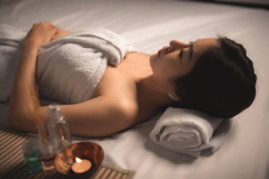 Asyalılar masaj sırasında dinlenen güzel bir kadın.