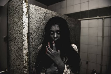 Asyalı kadın portresi hayalet yüzü, korku sahnesi, korkunç arka plan, Cadılar Bayramı posteri. 