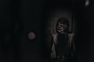 Asyalı kadın portresi hayalet yüzü, korku sahnesi, korkunç arka plan, Cadılar Bayramı posteri. 