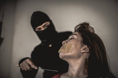 Asyalı rehine kadın. Gece vakti iple bağlanmış.