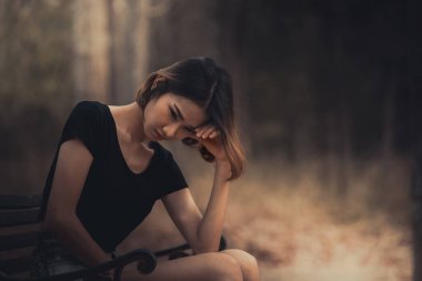 Asyalı güzel kız ormanda kendini yalnız hissediyor, üzgün kadın konsepti.