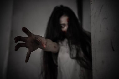 Asyalı kadın portresi hayalet yüzü, korku sahnesi, korkunç arka plan, Cadılar Bayramı posteri. 