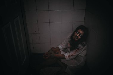 Asyalı kadın portresi hayalet yüzü, korku sahnesi, korkunç arka plan, Cadılar Bayramı posteri. 