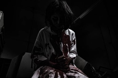 Asyalı kadın portresi hayalet yüzü, korku sahnesi, korkunç arka plan, Cadılar Bayramı posteri. 