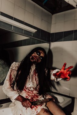 Asyalı kadın portresi hayalet yüzü, korku sahnesi, korkunç arka plan, Cadılar Bayramı posteri. 