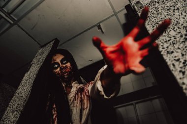 Asyalı kadın portresi hayalet yüzü, korku sahnesi, korkunç arka plan, Cadılar Bayramı posteri. 