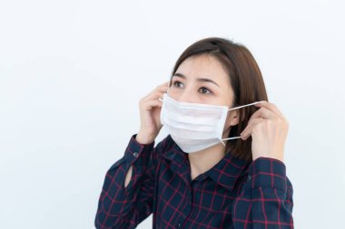 Koronavirüsü korumak için Asyalı gezgin kadın maske takıyor.
