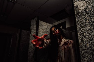 Asyalı kadın portresi hayalet yüzü, korku sahnesi, korkunç arka plan, Cadılar Bayramı posteri. 