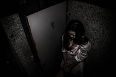 Asyalı kadın portresi hayalet yüzü, korku sahnesi, korkunç arka plan, Cadılar Bayramı posteri. 