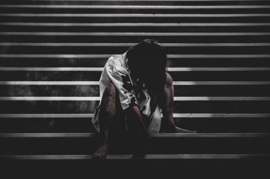 Asyalı kadın portresi hayalet yüzü, korku sahnesi, korkunç arka plan, Cadılar Bayramı posteri. 