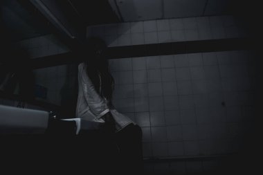 Asyalı kadın portresi hayalet yüzü, korku sahnesi, korkunç arka plan, Cadılar Bayramı posteri. 