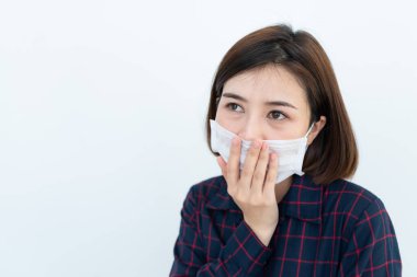 Koronavirüsü korumak için Asyalı gezgin kadın maske takıyor.