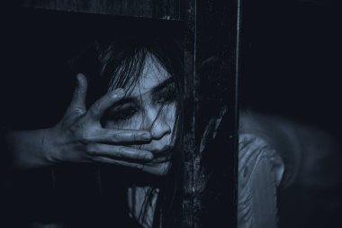 Asyalı kadın portresi hayalet yüzü, korku sahnesi, korkunç arka plan, Cadılar Bayramı posteri. 