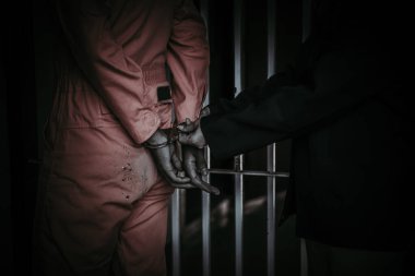 Polis suçluları yakalayacak ve elleri kelepçeli olacak.