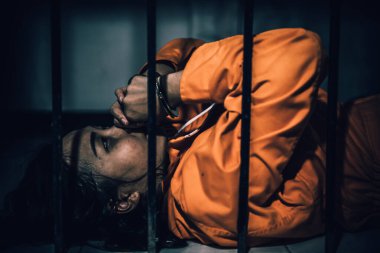 Demir hapishaneyi yakalamak isteyen kadının portresi, mahkum konsepti.