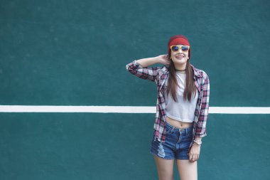 Asyalı hippiler fotoğraf çekmek için poz veriyor. Modern kadınların yaşam tarzı.