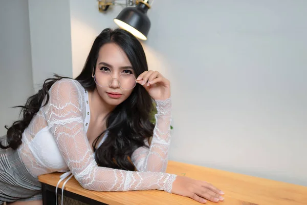 Porträt Von Asiatisch Sexy Frau Posiert Drinnen — Stockfoto