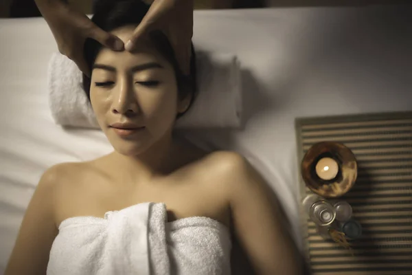 Aziaten Mooie Vrouw Ontspannen Tijdens Massage Spa — Stockfoto