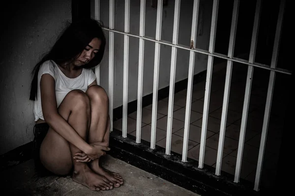 Portret Kobiety Desperacko Chcącej Złapać Żelazne Więzienie Koncepcja Więźnia — Zdjęcie stockowe