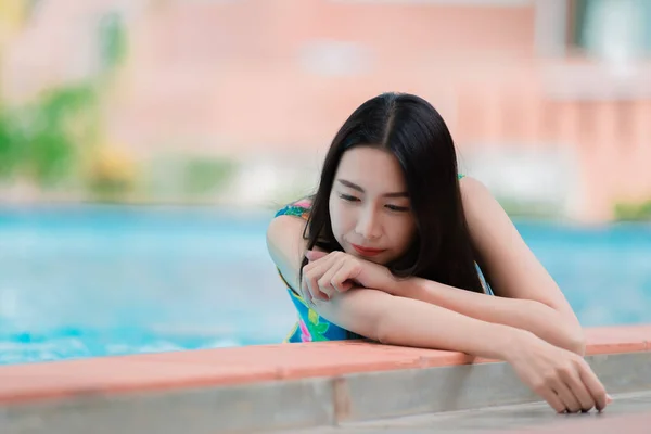 Портрет Азійської Сексуальної Жінки Басейні Жінка Таїланду Має Струнку Форму — стокове фото