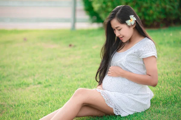 Portrait Jeune Femme Enceinte Parc — Photo