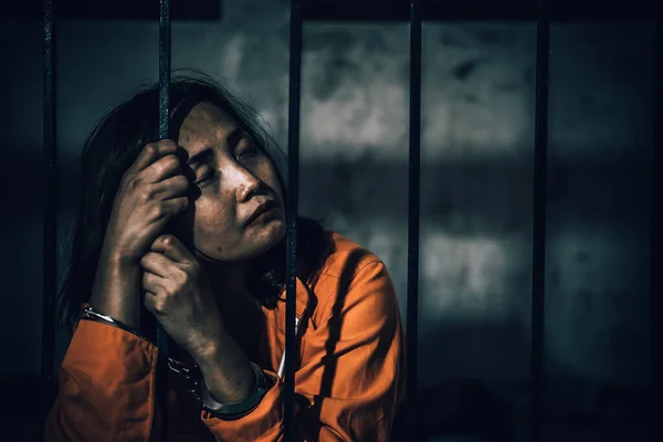 Retrato Mujer Desesperada Por Atrapar Prisión Hierro Concepto Prisionero — Foto de Stock