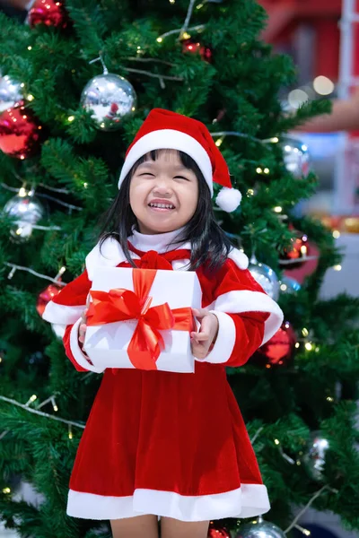 Portret Van Schattig Aziatisch Klein Meisje Dragen Kerstman Jurk Gelukkig — Stockfoto