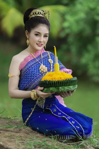 Portrait Belle Femme Asiatique Robe Thaïlandaise Traditionnelle Prière Tenir Kratong — Photo