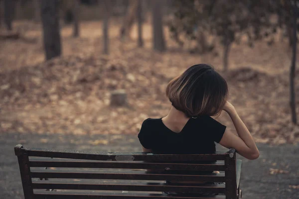 Azji Piękna Dziewczyna Czuję Się Samotny Lesie Smutna Kobieta Koncepcja — Zdjęcie stockowe