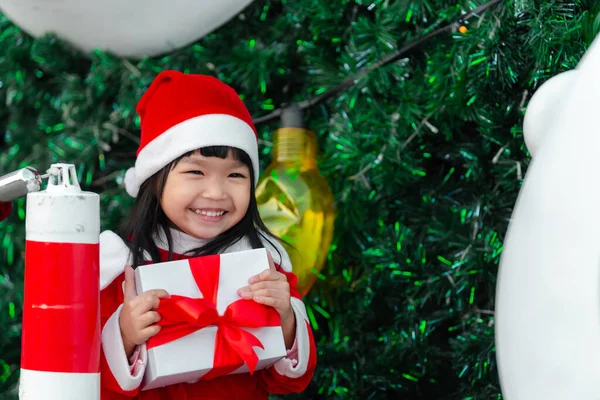 Ritratto Carina Asiatica Bambina Indossare Vestito Babbo Natale Felice Vicino — Foto Stock