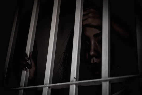 Nők Kezei Akik Kétségbeesetten Próbálják Elkapni Vasbörtönt Fogoly Koncepció — Stock Fotó
