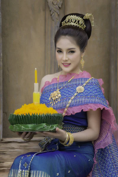 Retrato Hermosa Mujer Asiática Vestido Tailandés Tradicional Celebración Oración Kratong — Foto de Stock