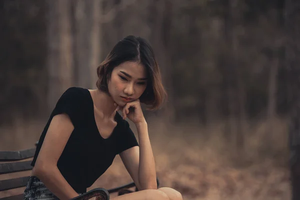 Asiática Menina Bonita Sentir Sozinho Floresta Conceito Mulher Triste — Fotografia de Stock