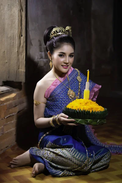 Retrato Bela Mulher Asiática Vestido Tailandês Tradicional Oração Segurar Kratong — Fotografia de Stock