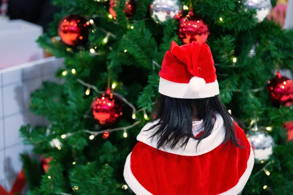 Retrato Bonito Ásia Pouco Menina Desgaste Santa Vestido Feliz Perto — Fotografia de Stock