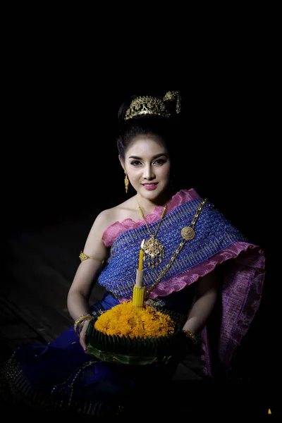 Portret Pięknej Azjatyckiej Kobiety Tajskiej Sukience Tradycyjne Modlitwy Hold Kratong — Zdjęcie stockowe