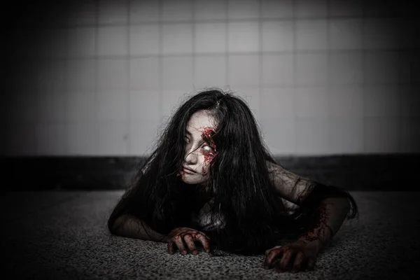亚洲女人的肖像 恐怖场景 恐怖背景 万圣节海报 — 图库照片