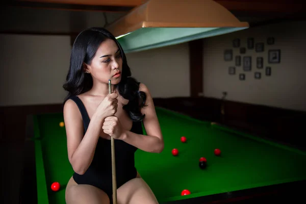 Portrait Asian Sexy Woman Wear Black One Piece Snooker Club — Stok Foto