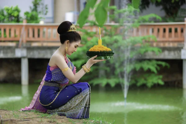 Tayland Elbisesi Giymiş Güzel Asyalı Bir Kadının Portresi Geleneksel Dua — Stok fotoğraf