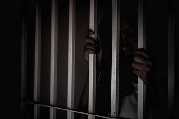 Руки Женщин Отчаянно Пытающихся Поймать Железную Тюрьму Концепция Заключенных — стоковое фото