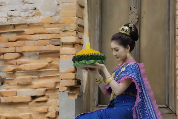 Retrato Bela Mulher Asiática Vestido Tailandês Tradicional Oração Segurar Kratong — Fotografia de Stock