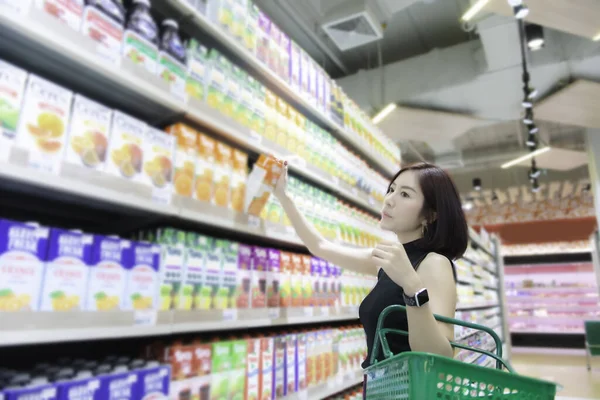 Bela Ásia Mulher Andando Compras Supermercado — Fotografia de Stock