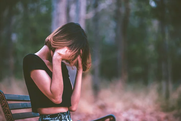 アジアの美しい女の子は森の中で一人で感じて 悲しい女性の概念 — ストック写真